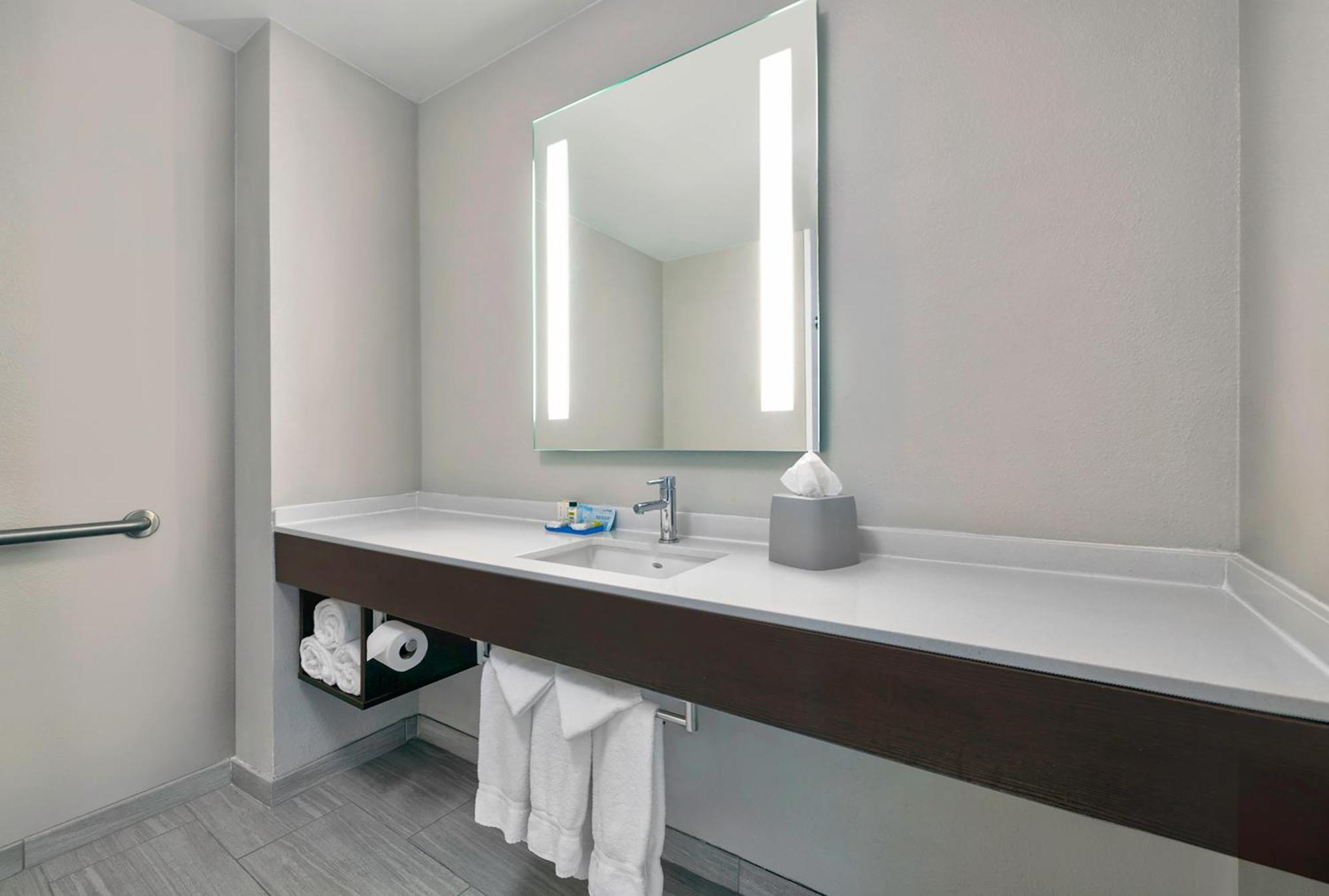 Holiday Inn Express & Suites Kansas City Airport By Ihg Exterior foto